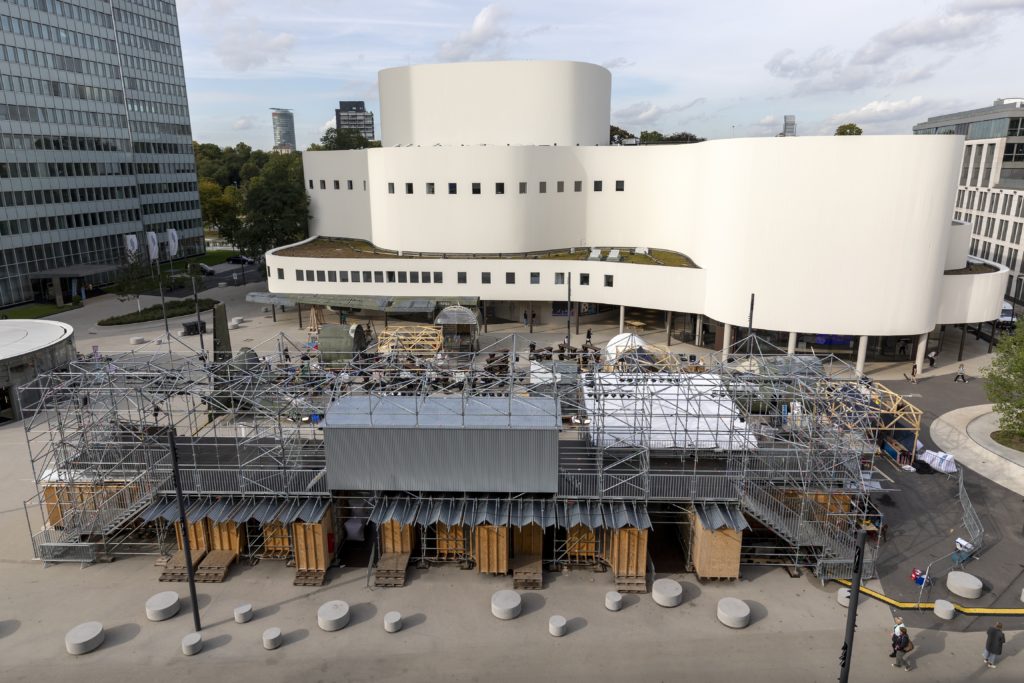 Experimentelle Architektur vor dem Düsseldorfer Schauspielhaus, Foto: Rainer Schlautmann
