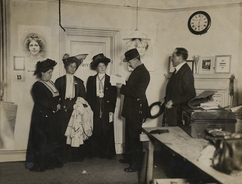 02_Arrest_Drummond_Emmeline+Christabel Pankhurst_WSPU offices_1908_flickr