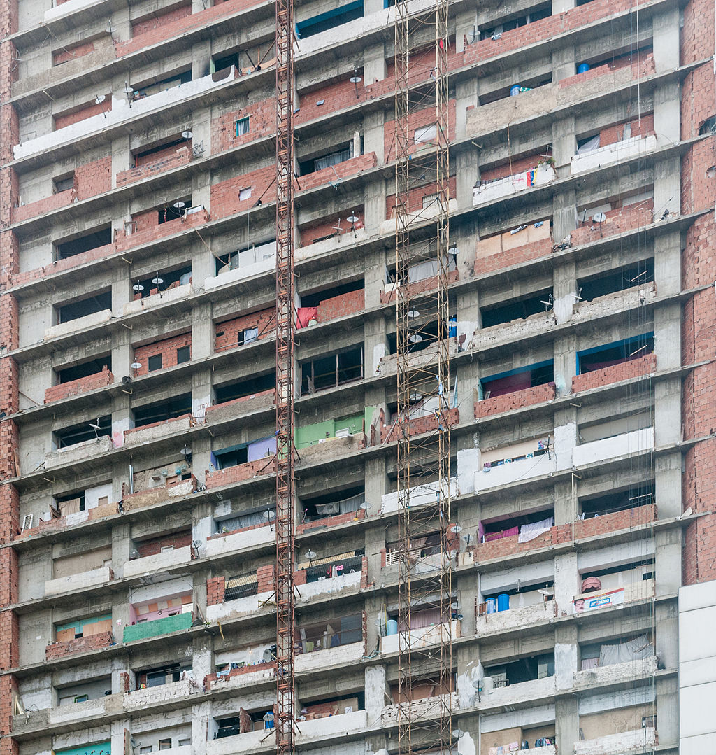 02_Vertical_Slum_Invasion_in_Caracas_Wikipedia