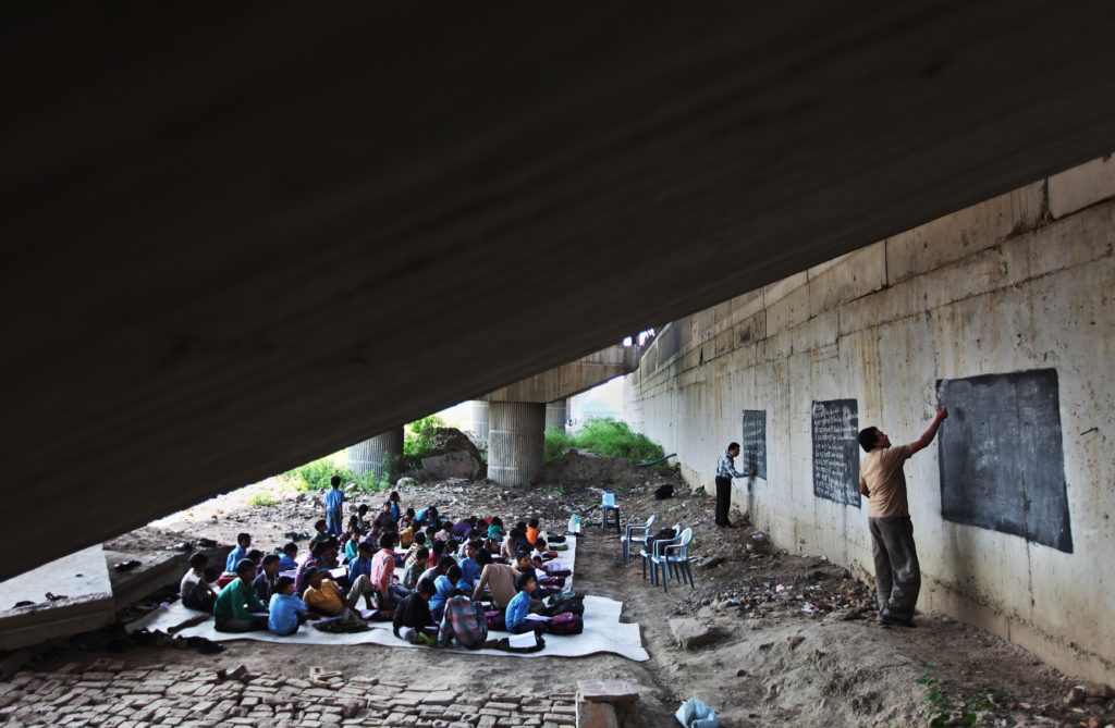 Indien - Schule unter einer Brücke