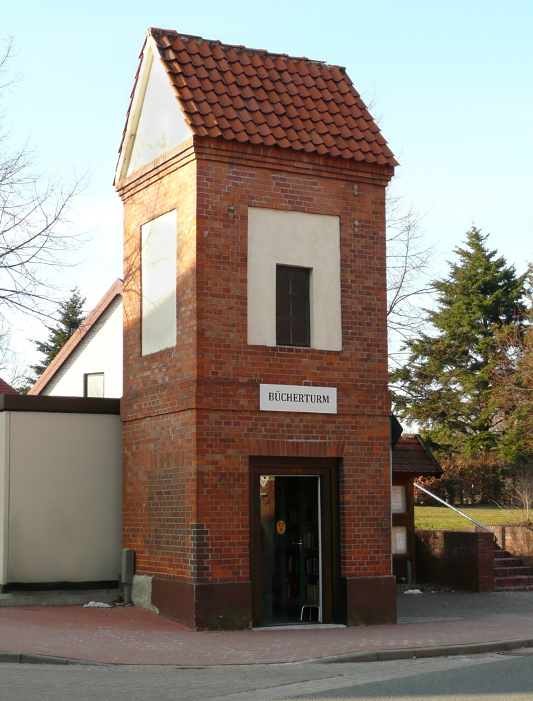03_Buecherturm_Holtensen_Wennigsen_Wikipedia