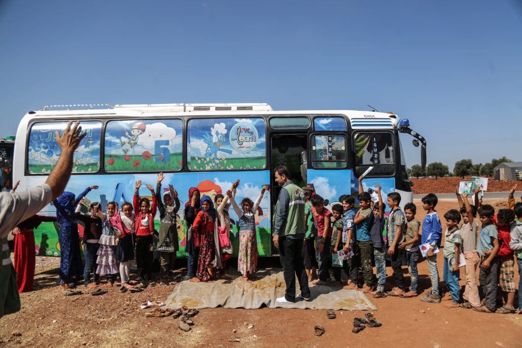 Schulbus als mobiles Klassenzimmer in Syrien