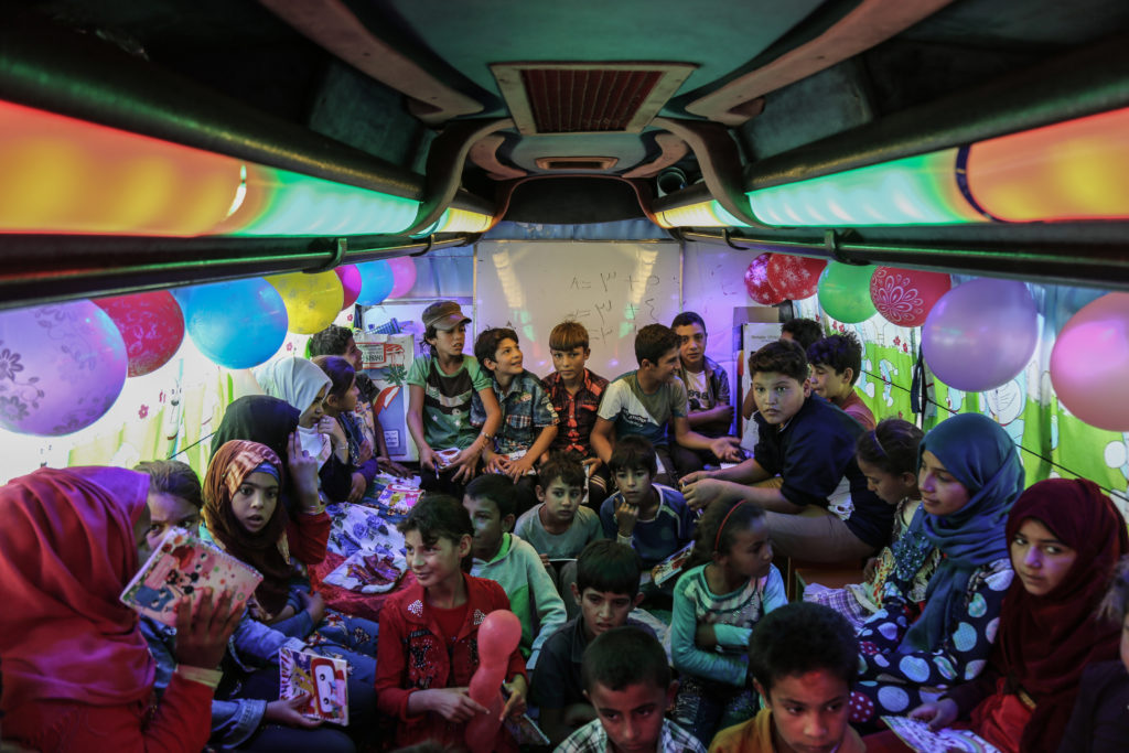 Schulbus als mobiles Klassenzimmer in Syrien