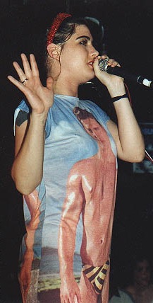 01_Kathleen Hanna with Bikini Kill_Wikipedia